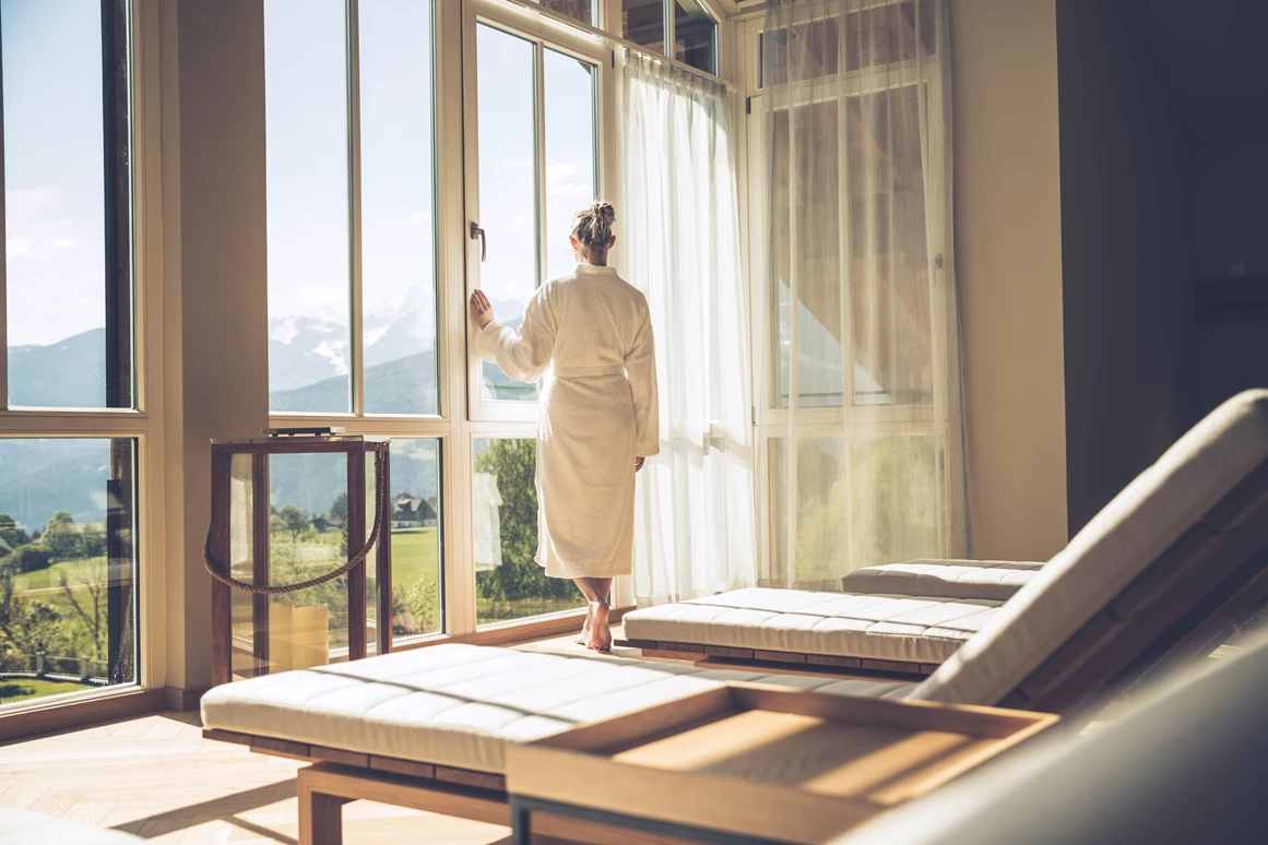 Mountainbikehotel: 
Ruheraum Himmelreich
Himmlisch, Himmlischer, Himmelreich!
In unserem neuen Ruheraum blicken Sie erhaben in die Ennstaler Bergwelt. Auf großzügigen 120m2 warten 19 Wellness Liegen, die zum Lesen, schlafen oder einfach nur genießen einladen.
Der Ruheraum Himmelreich soll für Sie wirklich ein kleines Himmelreich sein und auch hier haben wir mit viel Liebe zum Detail ein kleines Paradies für Sie geschaffen.
Ein Kamin sorgt für wohlige Wärme und eine kuschelige Atmosphäre.
Machen Sie es sich auf den kuscheligen Liegen gemütlich –  lesen Sie ein Buch oder genießen Sie schlicht und einfach den traumhaften Weit– und Ausblick ….hoch über dem Ennstal.
 - Hotel Annelies