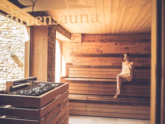 Mountainbikehotel: Zirben"-Panoramasauna 
Schwitzen Sie sich bei trockener und heißer Luft um die 85°- 90° C gesund.      Die Zirbe wächst unter widrigsten Bedingungen in den heimischen Alpen. Ihr Holz enthält ätherische Öle und Harze, welche seit jeher als Naturheilmittel verwendet werden. In der Sauna sorgen sie für angenehmen, lang anhaltenden Duft, wirken antibakteriell und stärken das Herz-Kreislauf System. Unsere Zirben-Sauna konzipiert für 40 Personen wird aufgrund der Abstandsregelung für max. 8 Personen geöffnet. - Hotel Annelies