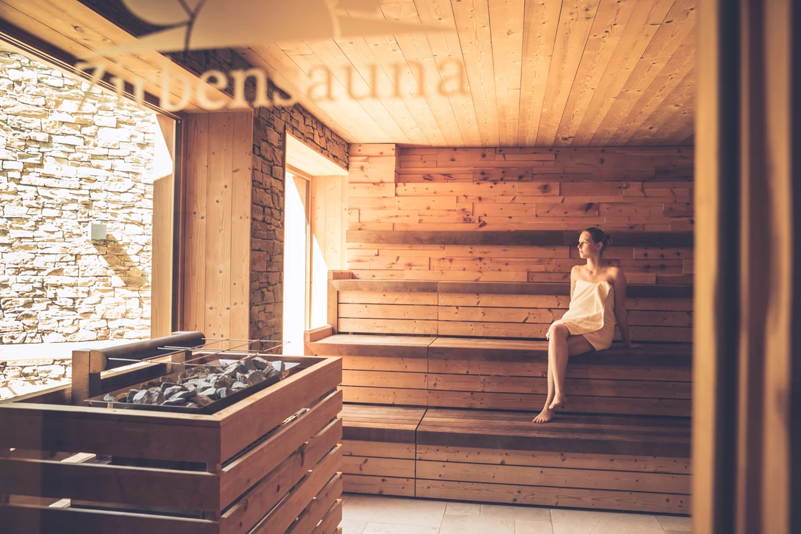 Mountainbikehotel: Zirben"-Panoramasauna 
Schwitzen Sie sich bei trockener und heißer Luft um die 85°- 90° C gesund.      Die Zirbe wächst unter widrigsten Bedingungen in den heimischen Alpen. Ihr Holz enthält ätherische Öle und Harze, welche seit jeher als Naturheilmittel verwendet werden. In der Sauna sorgen sie für angenehmen, lang anhaltenden Duft, wirken antibakteriell und stärken das Herz-Kreislauf System. Unsere Zirben-Sauna konzipiert für 40 Personen wird aufgrund der Abstandsregelung für max. 8 Personen geöffnet. - Hotel Annelies