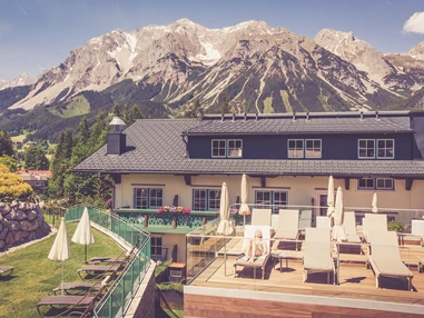 Mountainbikehotel: Als feines, kleines Wellnesshotel in der Schladming Dachstein Region, wollen wir unseren Gäste vor allem eines bieten: unendlichen Spa-Genuss in allen Belangen!.
 
    Neue, großzügige Ruheraum „Himmelreich“ mit herrlich bequemen Day Beds 
    Sky-Sonnenterrasse
    Panoramabrücke mit direkten Zugang zum Infinity Pool
Mit dieser Erweiterung unseres Wellnessangebotes ist es Ihnen  möglich direkt von ihren Zimmer im Haupthaus  zum Infinity Pool, den Ruheraum Himmelreich und über den Panoramalift direkt in den Wellnessbereich zu gelangen.
 - Hotel Annelies