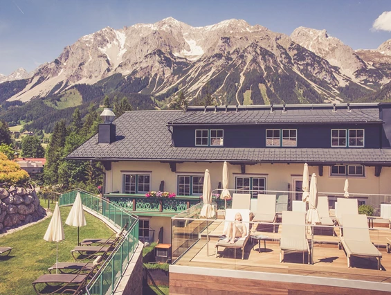 Mountainbikehotel: Als feines, kleines Wellnesshotel in der Schladming Dachstein Region, wollen wir unseren Gäste vor allem eines bieten: unendlichen Spa-Genuss in allen Belangen!.
 
    Neue, großzügige Ruheraum „Himmelreich“ mit herrlich bequemen Day Beds 
    Sky-Sonnenterrasse
    Panoramabrücke mit direkten Zugang zum Infinity Pool
Mit dieser Erweiterung unseres Wellnessangebotes ist es Ihnen  möglich direkt von ihren Zimmer im Haupthaus  zum Infinity Pool, den Ruheraum Himmelreich und über den Panoramalift direkt in den Wellnessbereich zu gelangen.
 - Hotel Annelies