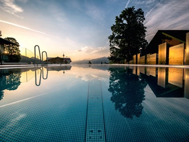 Mountainbikehotel: Infinitypool 
Freiheit genießen, inmitten der Ennstaler Bergwelt, klare Bergluft einatmen und loslassen. Ein anderer Ort, ein neuer Horizont und Gedanken, die fliegen. Schweben und ins Ich zurückziehen – Zeit zum Träumen nehmen.
18 Meter lang und 5 Meter breit ist Ihre neue Oase zum Träumen, die sie mit 30°C warmen Wasser sanft umhüllt und schwebend in die spektakuläre Landschaft hinausragt.
Unser Infinitypool verfügt über eine besten gewartete und sogar online überprüfte Chlor Wasseraufbereitungsanlage.
Das Poolhaus verfügt über eine extrem leistungsfähige Lüftungsanlage und kann über große Panoramatüren und Fenster zusätzlich gelüftet werden.
Der Infinity Pool ist täglich von 7:30 bis 20.00 Uhr für Sie geöffnet (Winteröffnungszeiten: 7:30 bis 9:30 Uhr und 14:30 bis 19:00 Uhr) - Hotel Annelies