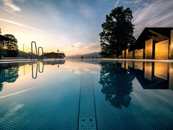 Mountainbikehotel: Infinitypool 
Freiheit genießen, inmitten der Ennstaler Bergwelt, klare Bergluft einatmen und loslassen. Ein anderer Ort, ein neuer Horizont und Gedanken, die fliegen. Schweben und ins Ich zurückziehen – Zeit zum Träumen nehmen.
18 Meter lang und 5 Meter breit ist Ihre neue Oase zum Träumen, die sie mit 30°C warmen Wasser sanft umhüllt und schwebend in die spektakuläre Landschaft hinausragt.
Unser Infinitypool verfügt über eine besten gewartete und sogar online überprüfte Chlor Wasseraufbereitungsanlage.
Das Poolhaus verfügt über eine extrem leistungsfähige Lüftungsanlage und kann über große Panoramatüren und Fenster zusätzlich gelüftet werden.
Der Infinity Pool ist täglich von 7:30 bis 20.00 Uhr für Sie geöffnet (Winteröffnungszeiten: 7:30 bis 9:30 Uhr und 14:30 bis 19:00 Uhr) - Hotel Annelies
