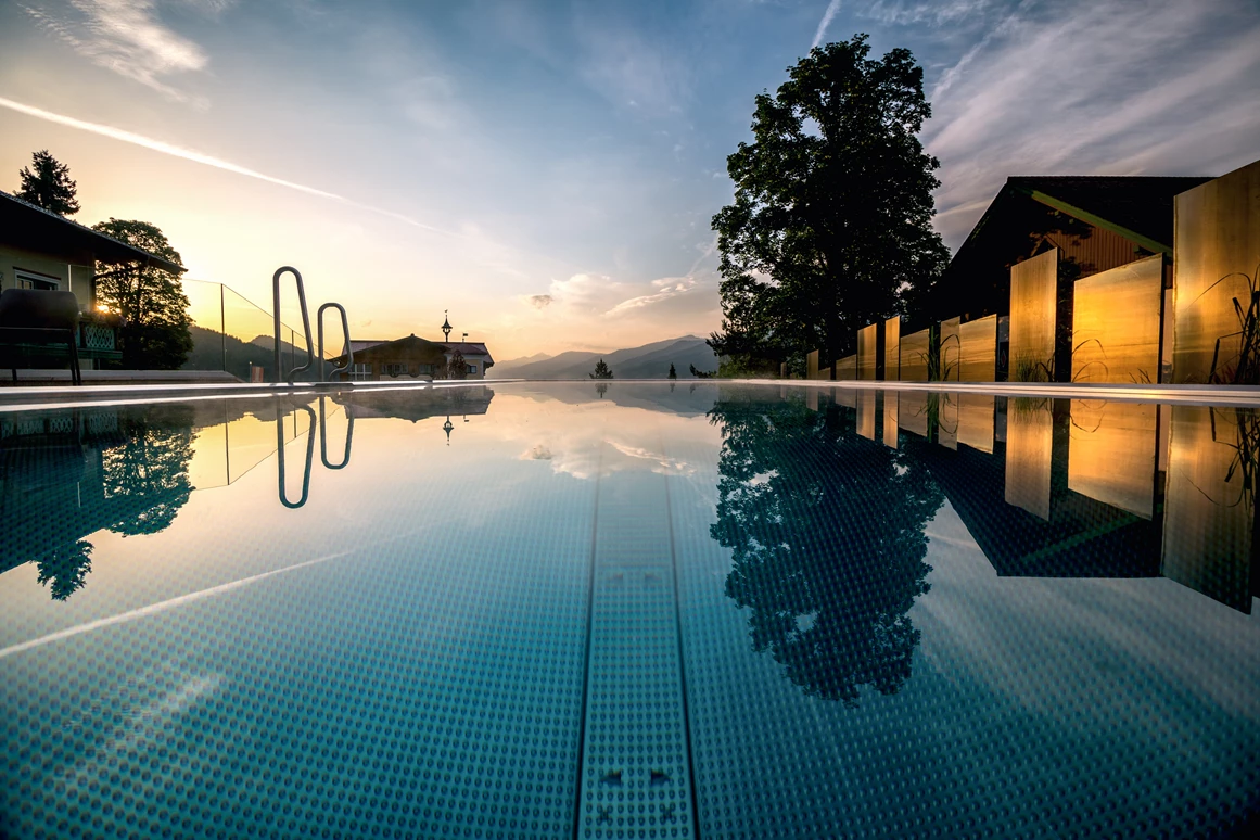 Mountainbikehotel: Infinitypool 
Freiheit genießen, inmitten der Ennstaler Bergwelt, klare Bergluft einatmen und loslassen. Ein anderer Ort, ein neuer Horizont und Gedanken, die fliegen. Schweben und ins Ich zurückziehen – Zeit zum Träumen nehmen.
18 Meter lang und 5 Meter breit ist Ihre neue Oase zum Träumen, die sie mit 30°C warmen Wasser sanft umhüllt und schwebend in die spektakuläre Landschaft hinausragt.
Unser Infinitypool verfügt über eine besten gewartete und sogar online überprüfte Chlor Wasseraufbereitungsanlage.
Das Poolhaus verfügt über eine extrem leistungsfähige Lüftungsanlage und kann über große Panoramatüren und Fenster zusätzlich gelüftet werden.
Der Infinity Pool ist täglich von 7:30 bis 20.00 Uhr für Sie geöffnet (Winteröffnungszeiten: 7:30 bis 9:30 Uhr und 14:30 bis 19:00 Uhr) - Hotel Annelies