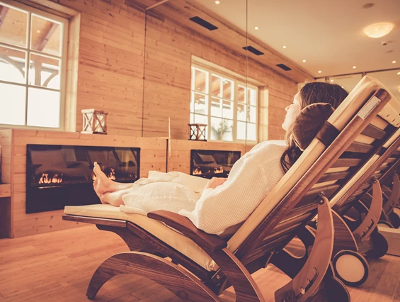 Mountainbikehotel: Neu: Ruheraum Kaminzimmer
Gönnen Sie sich in unserem Ruheraum bei flackernden Kaminfeuer in gemütlichen Liegen ein kleines Schläfchen.
Unsere Saunawelt ist täglich von 14:30 bis 19:30 Uhr für Sie geöffnet. - Hotel Annelies