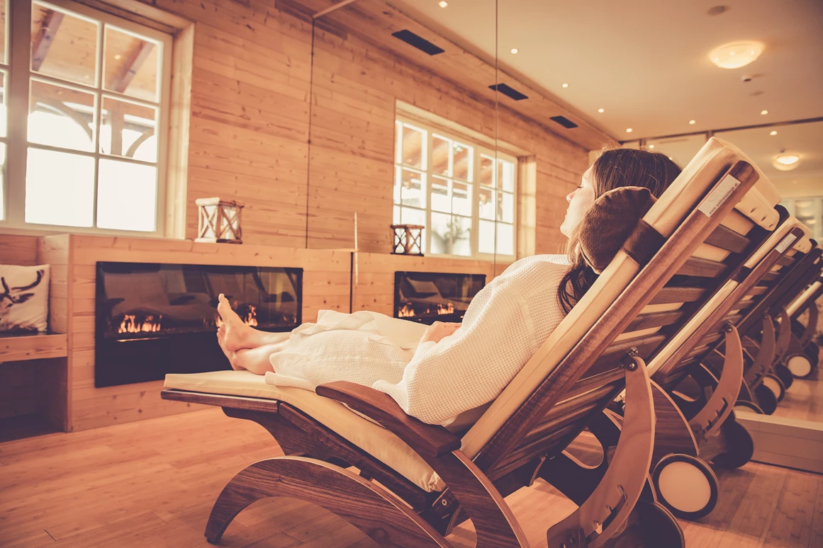 Mountainbikehotel: Neu: Ruheraum Kaminzimmer
Gönnen Sie sich in unserem Ruheraum bei flackernden Kaminfeuer in gemütlichen Liegen ein kleines Schläfchen.
Unsere Saunawelt ist täglich von 14:30 bis 19:30 Uhr für Sie geöffnet. - Hotel Annelies