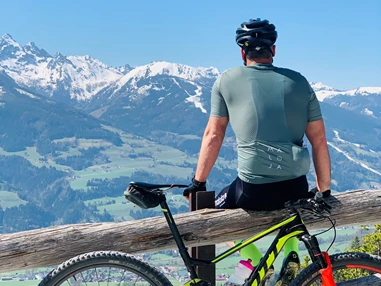 Mountainbikehotel: Die Gegend rund um Ramsau am Dachstein bietet sich geradezu ideal für Mountainbiker an. Eine große Auswahl an markierten Wegen bietet für alle Konditionsklassen die richtige Tour.
Unser Bike-Spezialist Roland zeigt Ihnen gerne die schönsten Touren, auch hier gilt: Abseits des Trubels zu den „Lieblingsplätzen“ des Insiders. - Hotel Annelies