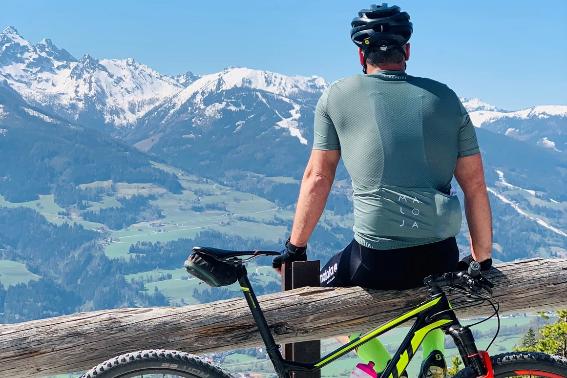 Mountainbikehotel: Die Gegend rund um Ramsau am Dachstein bietet sich geradezu ideal für Mountainbiker an. Eine große Auswahl an markierten Wegen bietet für alle Konditionsklassen die richtige Tour.
Unser Bike-Spezialist Roland zeigt Ihnen gerne die schönsten Touren, auch hier gilt: Abseits des Trubels zu den „Lieblingsplätzen“ des Insiders. - Hotel Annelies