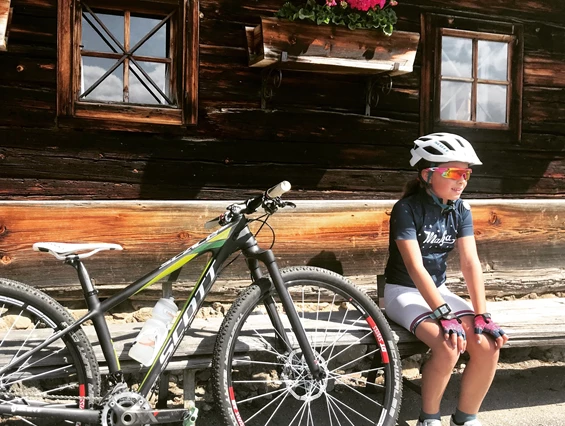 Mountainbikehotel: Als Bike Hotel wissen wir, was unsere sportlichen Gäste wollen und richten unsere Leistungen und Angebote danach aus. Entsprechend sportlich, leger und ungezwungen ist die Atmosphäre im Haus. Bikergerechte Ausstattung, Verpflegung und Beratung sind ebenso garantiert wie Tourenbesprechungen. - Hotel Annelies
