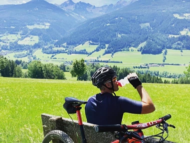 Mountainbikehotel: 
MTB Guide Schladming Dachstein Ramsau
Einzigartiges E-Bike Erlebnis - exklusiv geführt. 
Für sportliche E-Biker aufgepasst! Roland, der Chef des Hauses und der ehemalige Nordische Kombinierer Paul Gerstgraser zeigen Ihnen mit dem E-Bike exklusiv die schönsten Seiten der Region Schladming-Dachstein. Der ausgebildete Mountainbike-Guide Roland und Paul führen Sie an die geheimen Plätze fernab der Tourismusströme. Sehr persönlich geführt werden Sie nach dieser Tour garantiert mit einem Lächeln im Gesicht zurückkehren.  
Erleben Sie die Region aus völlig neuen Perspektiven und sammeln Sie Momente, die in Erinnerung bleiben. 
Wir stehen dir bei Fragen natürlich jederzeit persönlich zur Verfügung. - Hotel Annelies