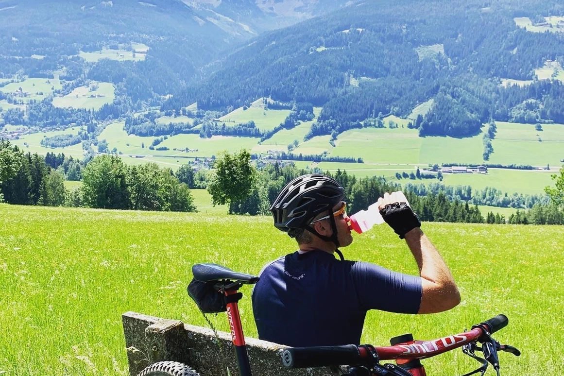 Mountainbikehotel: 
MTB Guide Schladming Dachstein Ramsau
Einzigartiges E-Bike Erlebnis - exklusiv geführt. 
Für sportliche E-Biker aufgepasst! Roland, der Chef des Hauses und der ehemalige Nordische Kombinierer Paul Gerstgraser zeigen Ihnen mit dem E-Bike exklusiv die schönsten Seiten der Region Schladming-Dachstein. Der ausgebildete Mountainbike-Guide Roland und Paul führen Sie an die geheimen Plätze fernab der Tourismusströme. Sehr persönlich geführt werden Sie nach dieser Tour garantiert mit einem Lächeln im Gesicht zurückkehren.  
Erleben Sie die Region aus völlig neuen Perspektiven und sammeln Sie Momente, die in Erinnerung bleiben. 
Wir stehen dir bei Fragen natürlich jederzeit persönlich zur Verfügung. - Hotel Annelies