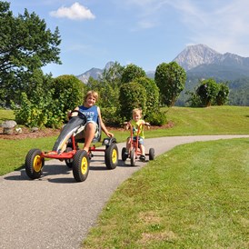 Mountainbikehotel: Auf der Go-Kartbahn unterwegs - Ferienwohnungen und Seebungalows am Faaker See - Karglhof OG