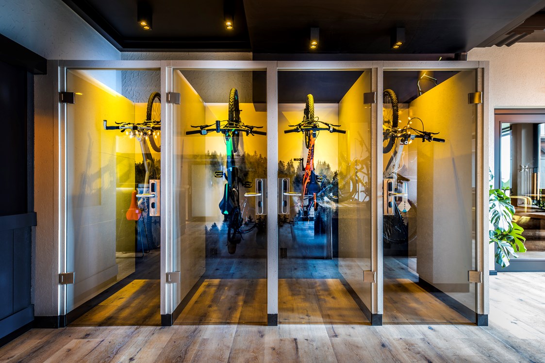 Mountainbikehotel: Sportslocker in der Schrauberlounge - natura Hotel Bodenmais