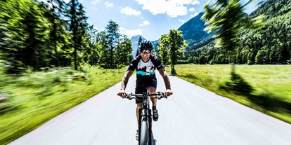 Mountainbike Urlaub - Bikeverleih beim Hotel: E-Mountainbikes - Mils - Alpenhotel Tyrol - 4* Adults Only Hotel am Achensee