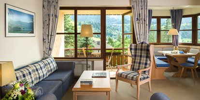 Mountainbike Urlaub - Umgebungsschwerpunkt: am Land - Tiroler Oberland - Standard-Apartment, Wohnbereich inklusive Sitzecke im Erker - Dorint Sporthotel Garmisch-Partenkirchen