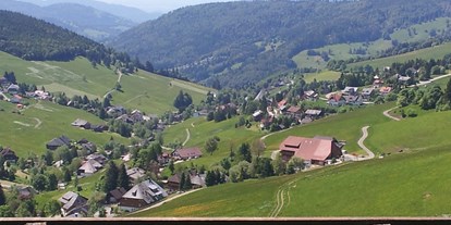 Mountainbike Urlaub - Umgebungsschwerpunkt: Berg - Waldkirch (Emmendingen) - Blick auf Todtnauberg Richtung Süd-Westen vom Heidegger Rundweg - Panorama Lodge Sonnenalm Hochschwarzwald