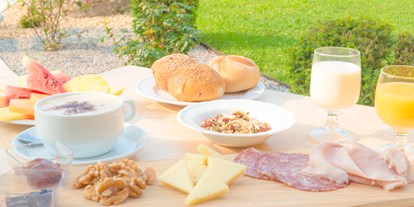 Mountainbike Urlaub - Fahrradwaschplatz - Lombardei - Frühstück auf der Terrasse - Hotel Residence La Pertica