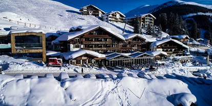 Mountainbike Urlaub - Parkplatz: kostenlos beim Hotel - Matrei in Osttirol - Außenansicht | Winter - MY ALPENWELT Resort****SUPERIOR