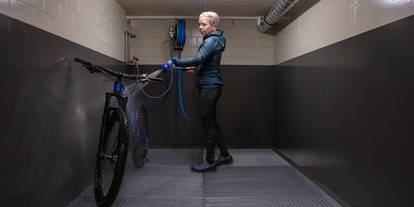 Mountainbike Urlaub - Biketransport: öffentliche Verkehrsmittel - Davos Wiesen - Bikeraum mit Wasch- und Reparaturbereich - Parkhotel Margna