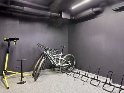 Mountainbike Urlaub - Bikeverleih beim Hotel: E-Mountainbikes - Going am Wilden Kaiser - Bike-Garage - Mei.Berg