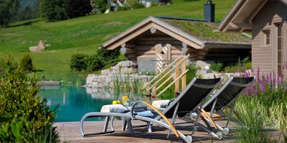 Mountainbike Urlaub - Pools: Innenpool - Biberach - Hotel Engel Obertal Wellnesshotel Schwarzwald Liegewiese - Hotel Engel Obertal