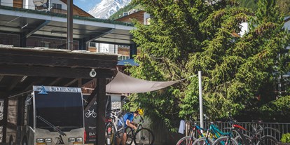 Mountainbike Urlaub - Hotel-Schwerpunkt: Mountainbike & Wandern - Wallis - Bikewaschstation  - SchlossHotel Zermatt