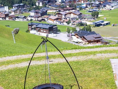 Mountainbike Urlaub - Salzburg - Grillstelle/Feuerstelle mit toller Aussicht ins Tal - Ferienwohnungen Perfeldhof