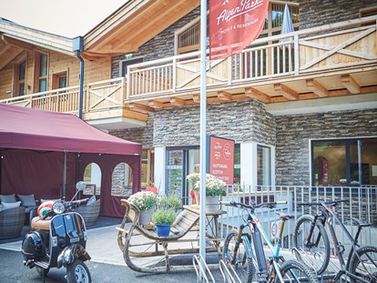 Mountainbike Urlaub - Bikeverleih beim Hotel: E-Mountainbikes - Ellmau - AlpenParks Hotel & Apartment Sonnleiten Saalbach