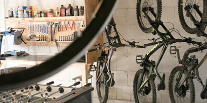 Mountainbike Urlaub - Parkplatz: kostenlos beim Hotel - Braunlage - Bikegarage mit vollausgestatteter Werkstatt - Harz-BnB Werkmeister