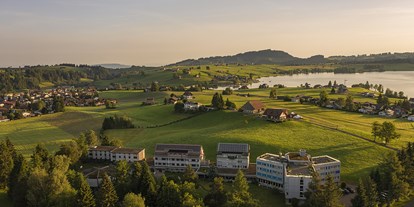 Mountainbike Urlaub - Umgebungsschwerpunkt: am Land - Einsiedeln - Sicht auf das Hotel Allegro, inmitten schöner Natur mit Blick auf den Sihlsee - Hotel Allegro Einsiedeln