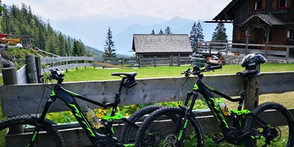Mountainbike Urlaub - MTB-Region: AT - Salzkammergut - Tauplitz - Hütteneckalm mit Blick auf Dachstein - Kirchenwirt Sport und Wanderhotel 