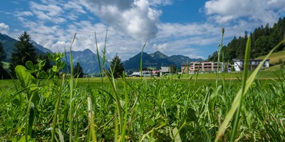 Mountainbike Urlaub - Umgebungsschwerpunkt: Berg - Oberstaufen - Hotel Aussenansicht - Genuss- & Aktivhotel Sonnenburg
