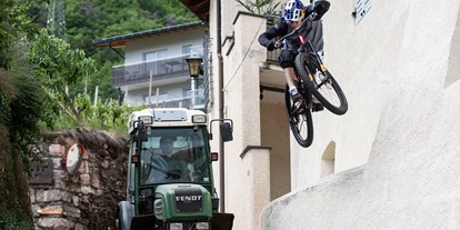 Mountainbike Urlaub - Fahrradraum: versperrbar - Campitello di Fassa - Auch Fabio Wibmer hat schon bei uns die Trails und Gassen erkundet ;) - Hotel Traminerhof