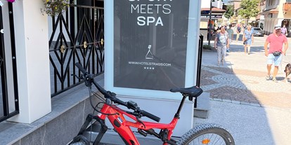 Mountainbike Urlaub - Fitnessraum - Brenner - KTM vor Hotel  - Sport & Spa Hotel Strass