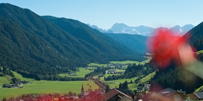 Mountainbike Urlaub - Hotel-Schwerpunkt: Mountainbike & Wandern - Aussicht auf das Tal und die Dolomiten - Mountain Residence Montana