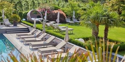 Mountainbike Urlaub - Pools: Infinity Pool - Welschnofen - Mediterraner Garten mit Kuschelliegen - Feldhof DolceVita Resort
