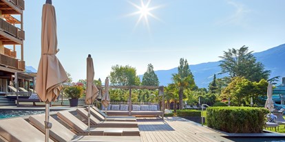 Mountainbike Urlaub - Pools: Innenpool - Südtirol - Kuschelliegen im Garten - Feldhof DolceVita Resort