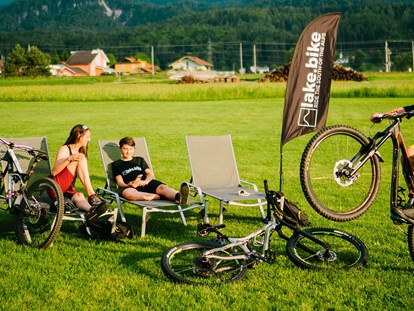 Mountainbike Urlaub - Fahrradwaschplatz - Faakersee - Relaxen im riesigen Garten - Ferienwohnungen und Seebungalows am Faaker See - Karglhof OG
