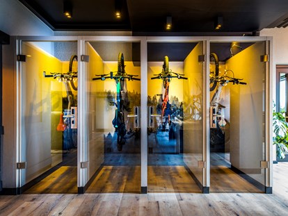 Mountainbike Urlaub - Fahrradwaschplatz - Sportslocker in der Schrauberlounge - natura Hotel Bodenmais