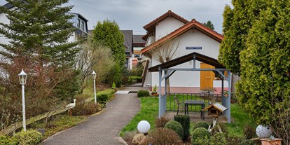 Mountainbike Urlaub - Parkplatz: kostenlos beim Hotel - Rheinland-Pfalz - unsere gepflegte Hotelanlage - Apartments & Landhotel Zum Storchennest