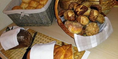Mountainbike Urlaub - Sauna - Tirol - Brotstation bei Frühstück - Die Lilie - Hotel Garni