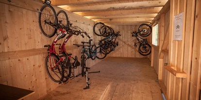 Mountainbike Urlaub - Parkplatz: kostenlos beim Hotel - Brenner - Fahrradgarage - Aktivhotel Tuxerhof KG
