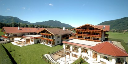 Mountainbike Urlaub - Fahrradraum: vorhanden - St. Johann in Tirol - Hotelansicht im Sommer - Ortnerhof - Das Wohlfühlhotel Stegmeier e. K.