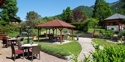 Mountainbike Urlaub - Massagen - Oberbayern - Der große, idyllische Hotel-Garten - direkt am Fuße des Wendelstein - Hotel Der Alpenhof