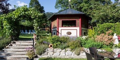 Mountainbike Urlaub - Sauna - Oberbayern - Großer Garten mit Liegewiese und Kinderspielplatz direkt am Fuße des Wendelstein - Hotel Der Alpenhof