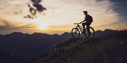 Mountainbike Urlaub - Bikeparks - Arosa - Abendstimmung Davos Klosters Mountains - Hotel Strela