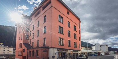 Mountainbike Urlaub - Preisniveau: günstig - Graubünden - Ausssenansicht Sommer - Hotel Ochsen