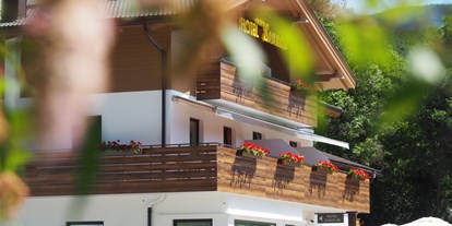 Mountainbike Urlaub - Fahrradraum: versperrbar - Wengen (Trentino-Südtirol) - Hotelansicht Sommer - B&B HOTEL MOTEL SONNECK 