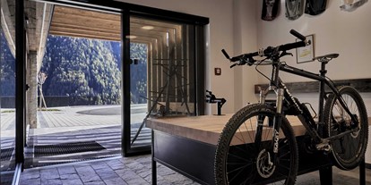 Mountainbike Urlaub - Biketransport: öffentliche Verkehrsmittel - Tiroler Oberland - Radkeller mit Werkbank - The Peak Sölden