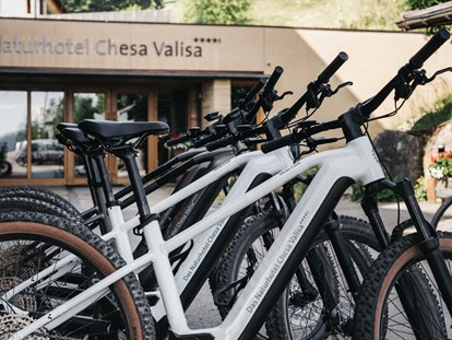 Mountainbike Urlaub - Parkplatz: gebührenpflichtig beim Hotel - Fiss - Fuhrpark Leihräder Naturhotel - Das Naturhotel Chesa Valisa****s